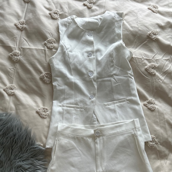 White vest and short set - Picture 1 of 1